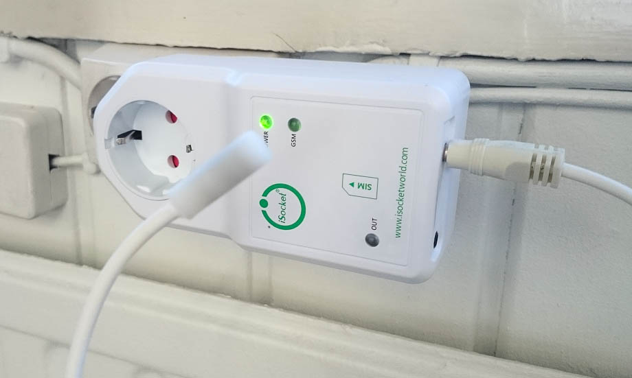 iSocket with temperature sensor to check the temperature remotely